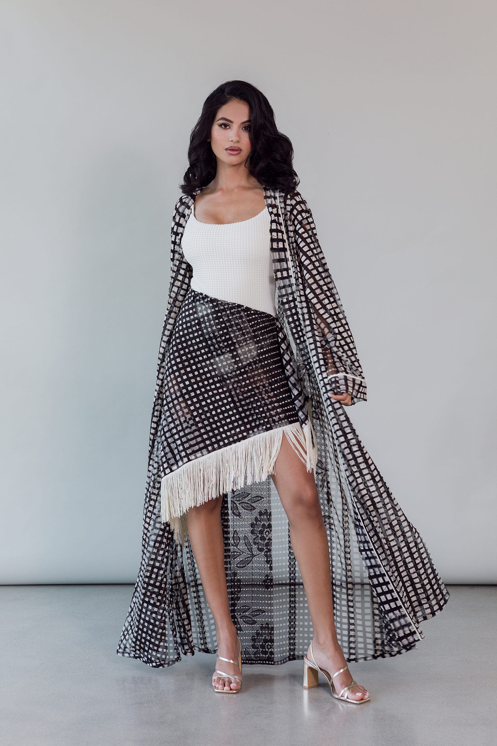 ABAYA BLACK AND WHITE WILLY
