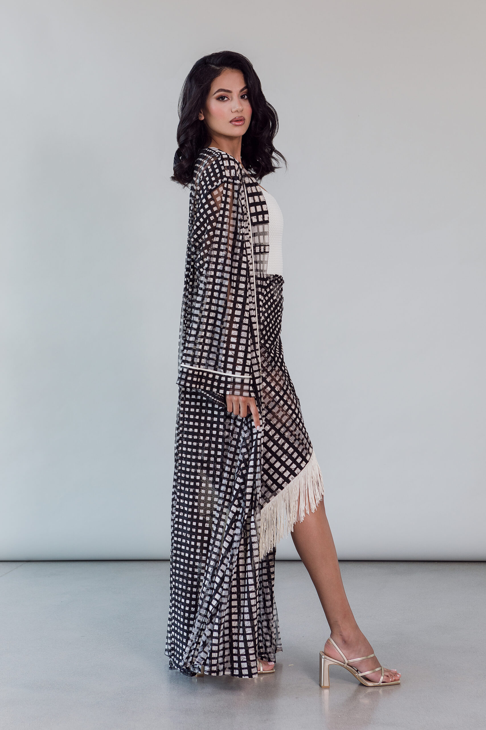 ABAYA BLACK AND WHITE WILLY